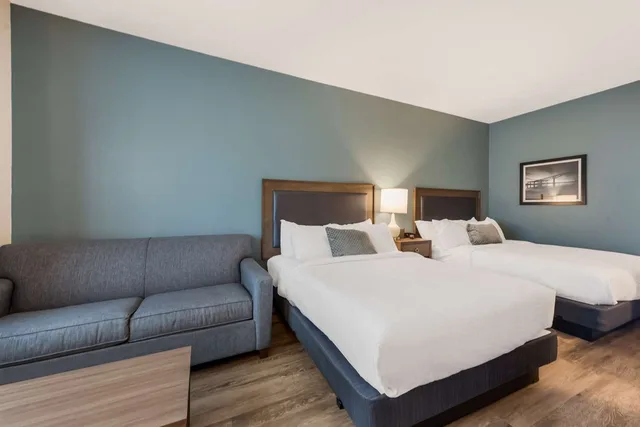 غرفة بسريرين كوين مع أريكة، SureStay Plus Hotel by Best Western Highland Poughkeepsie 2/4