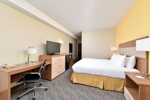 Room, King Bed, Pool Side, Accessible، Best Western North Attleboro / Providence Beltway 1/3