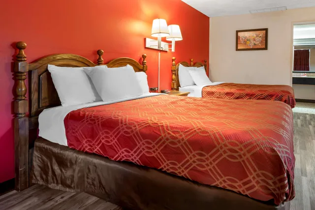 غرفة رباعية بسريرين مزدوجين، Econo Lodge Cortland Downtown NY 2/4
