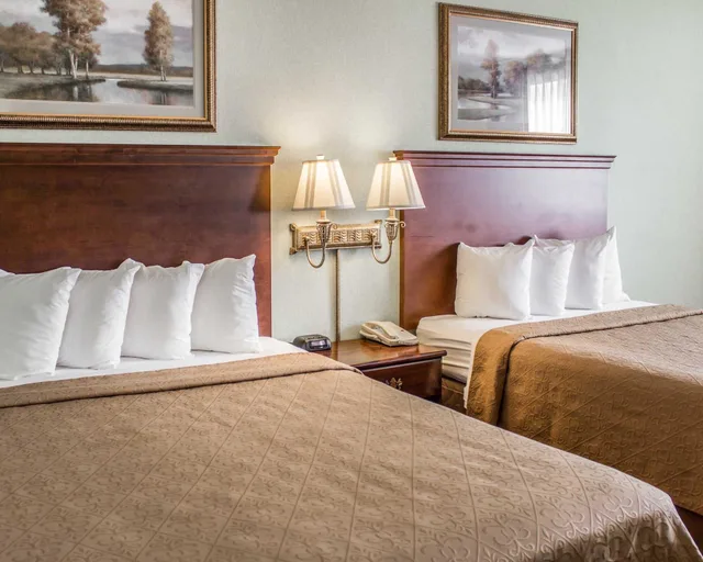 غرفة قياسية بسريرين كوين، Quality Inn & Conference Center Franklin Downtown PA 2/3