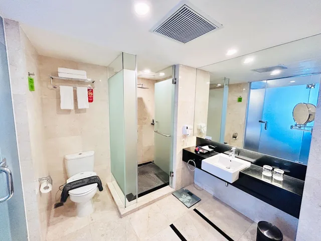 Junior Suite, King Bed, Grand Zuri Bsd City 2/2