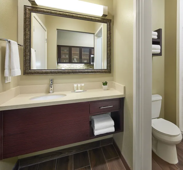 جناح بسرير كينج وسريرين كوين، STAYBRIDGE SUITES ANAHEIM AT THE PARK 3/4