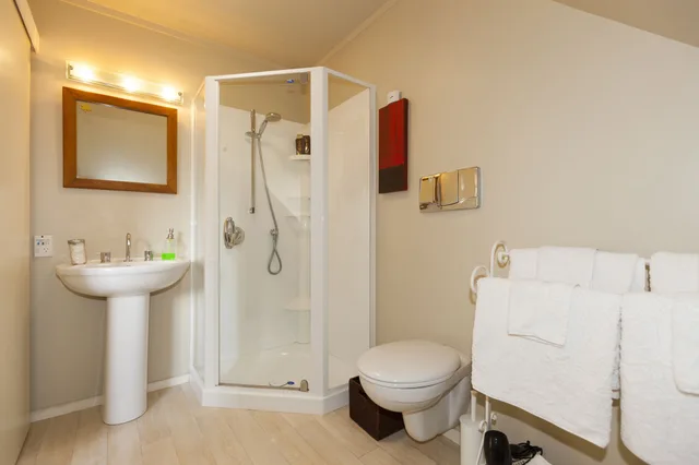 جناح بسرير كوين مع أريكة، Tudor Manor Bed Breakfast 1/2