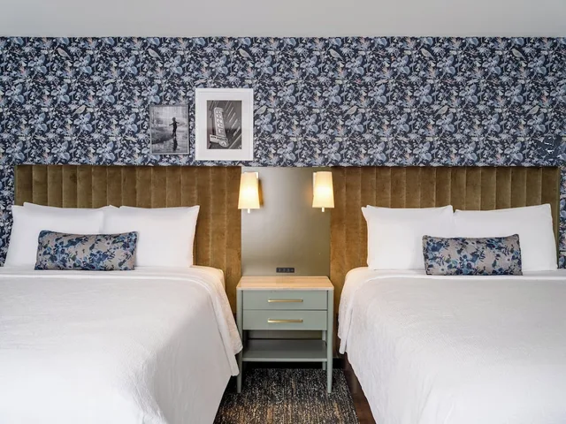 غرفة قياسية بسريرين كوين لذوي الإعاقة، The Darwin Hotel 1/9