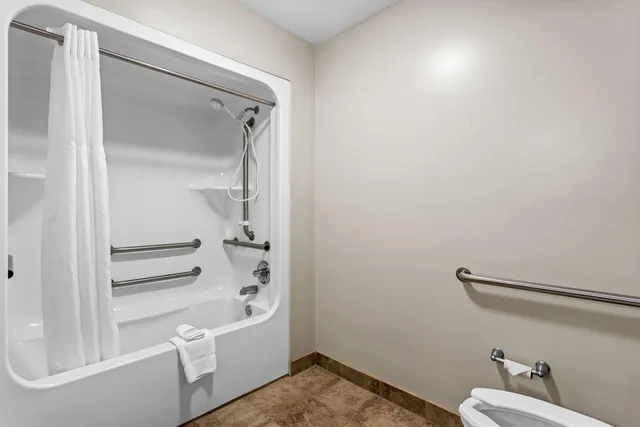 غرفة بسرير كينج لذوي الإعاقة، Days Inn by Wyndham Valdosta I-75 7/9