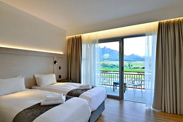 غرفة سوبيريور بسرير مزدوج أو سريرين منفصلين بإطلالة على الجبل بشرفة، Val Du Charron Coach House 1/7