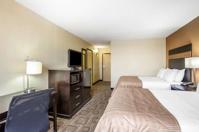 غرفة بسريرين مزدوجين، Clarion Hotel Fort Mill Near Amusement Park 3/3