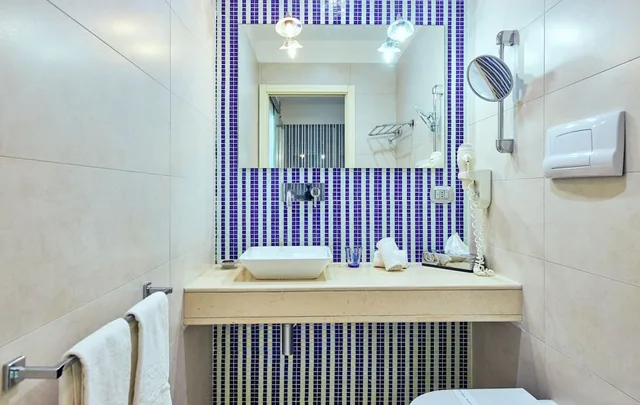 غرفة ديلوكس بسرير كوين وسرير فردي بإطلالة على البحر بغرفة نوم واحدة، Villa Sirio Hotel 6/6