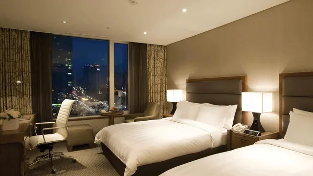 غرفة ديلوكس عائلية بسريرين منفصلين وسرير مزدوج وسرير فردي، LOTTE CITY HOTEL MAPO 1/1