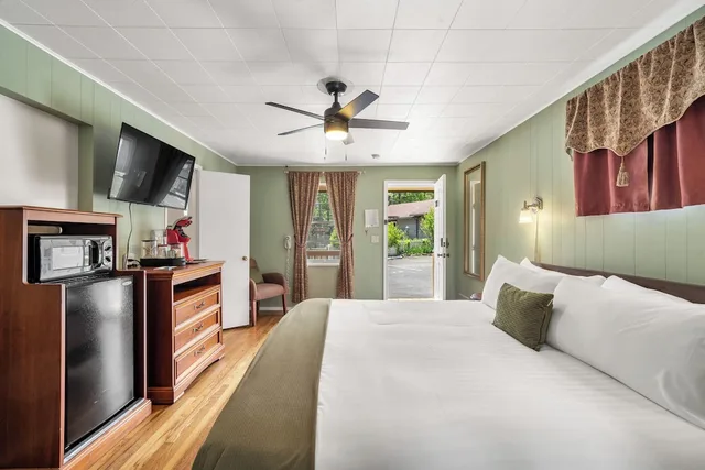 غرفة كومفورت بسرير كينج، CedarWood Inn 1/6
