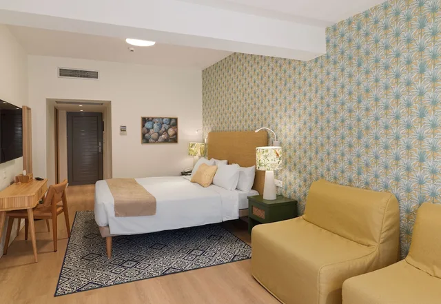 غرفة ديلوكس عائلية بسرير مزدوج بإطلالة على المسبح مع أريكة، Leonardo Kolymbia Resort 3/7
