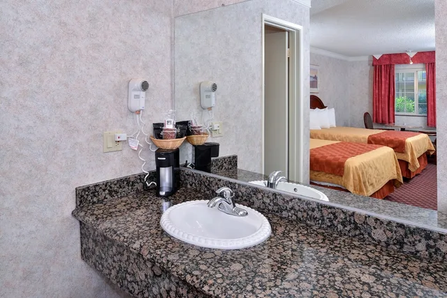 غرفة بسريرين كوين، Americas Best Value Inn & Suites Fontana 4/4