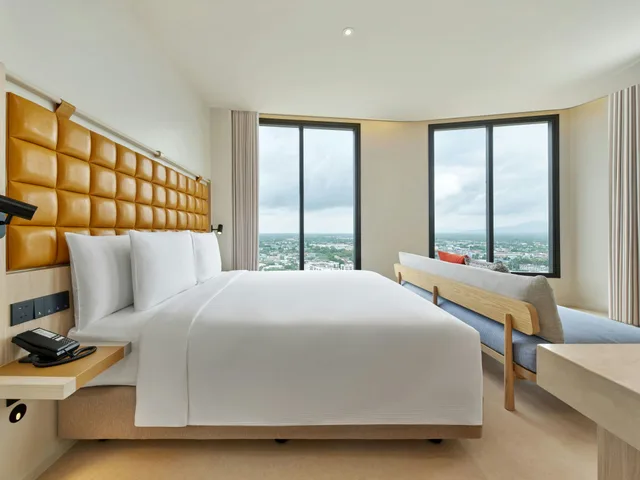 Studio, King Bed, Hilton Garden Inn Rayong 2/2