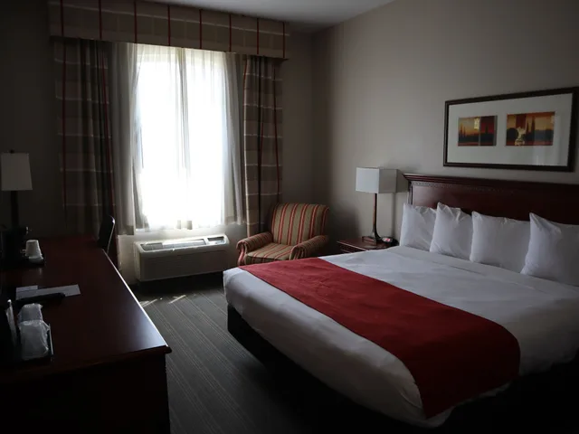 غرفة بسرير كينج لذوي الإعاقة، Country Inn & Suites By Radisson, Emporia, VA 1/3