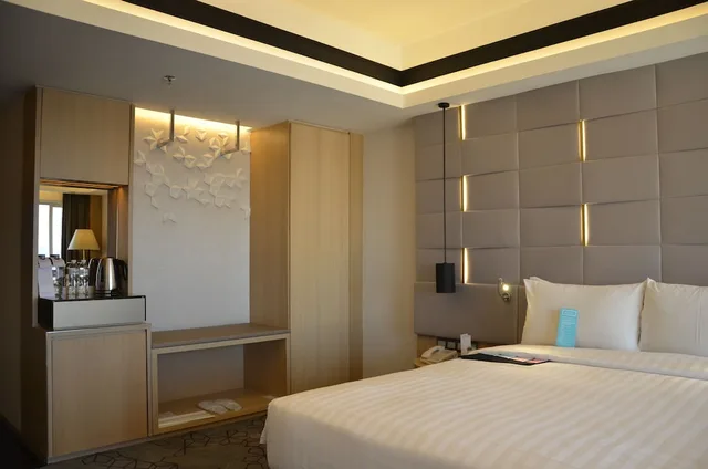 غرفة بسريرين منفصلين بإطلالة على البحر، LE MERIDIEN KOTA KINABALU 3/7