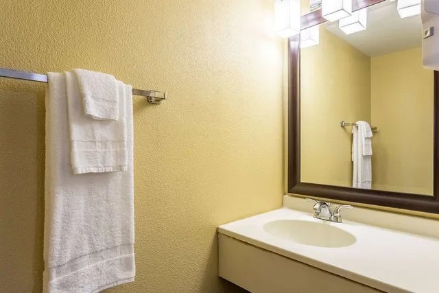 غرفة بسرير كينج، Americas Best Value Inn Fredonia NY 3/4