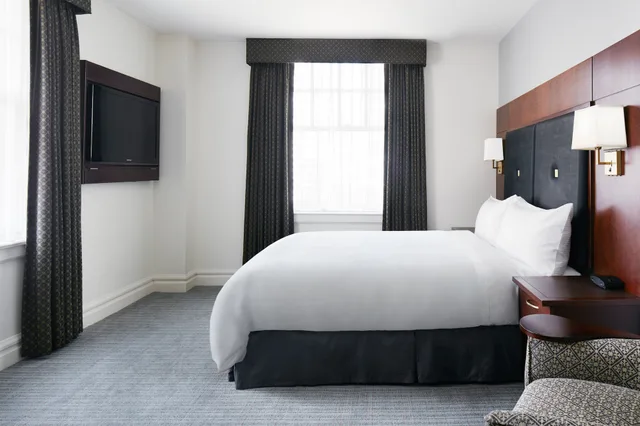 Superior, Queen Bed, Kitchenette, Club Quarters Hotel Downton Houston 5/7