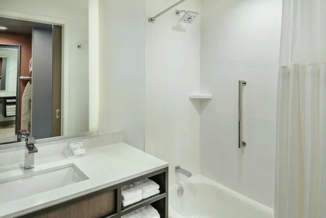 غرفة بسرير كينج بإطلالة على النهر بحوض استحمام لذوي الإعاقة، Hilton Garden Inn Wenatchee 2/2