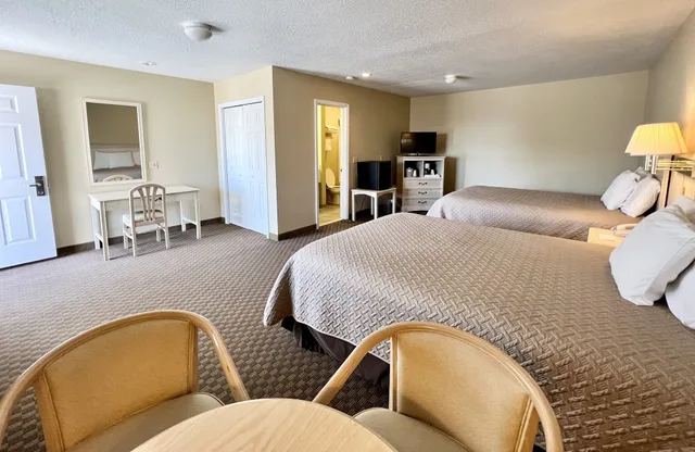 Deluxe, 2 Queen Beds, Patio, Courtyard Area، Court Plaza Inn & Suites 5/6
