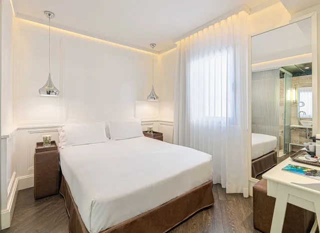 Essential, Queen Bed، H10 Universitat Hotel 1/2