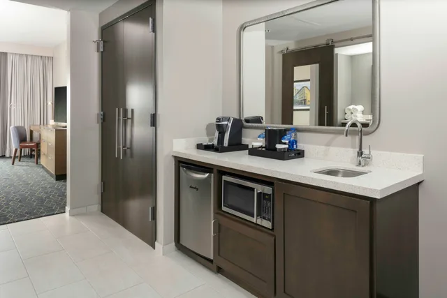 جناح بسرير كينج بشرفة بغرفتين، Embassy Suites by Hilton Grand Rapids Downtown, MI 2/3
