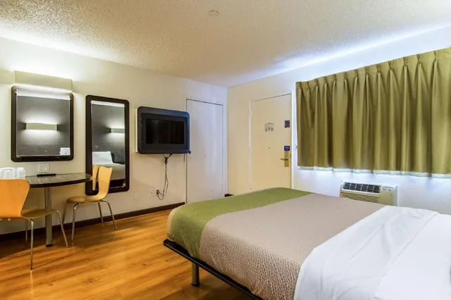 1 Queen Bed - Mobil Access Tub Nsmk Kitchen، Studio6 Cypress, CA 1/6