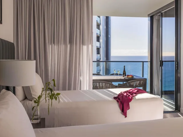 2 Bedrooms, Suite, King and Twin Beds, Sky View، Peppers Broadbeach 4/6