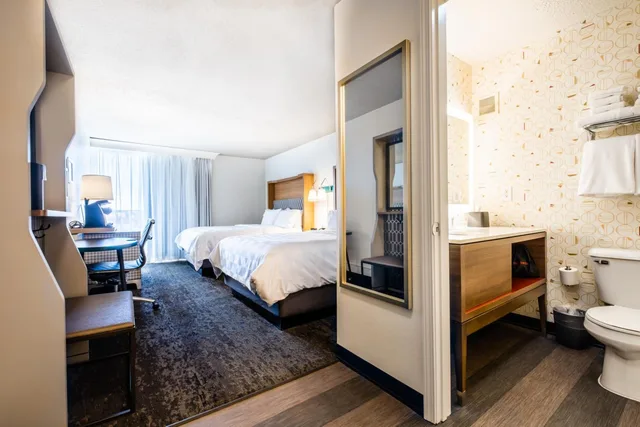 Standard, Queen Bed, Pool Access، Holiday Inn Grand Haven-Spring Lake, an IHG Hotel 7/7