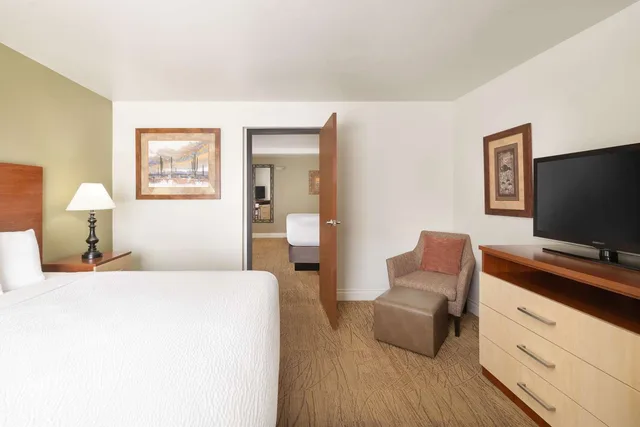 Family Suite, Suite, King Bed, 2 Queen Beds، Best Western Red Hills 2/3