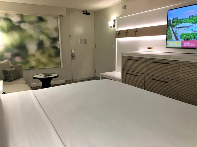 غرفة بسرير كينج بإطلالة على الفناء مع أريكة، Wyndham Garden Lake Buena Vista Disney Springs Resort 2/3