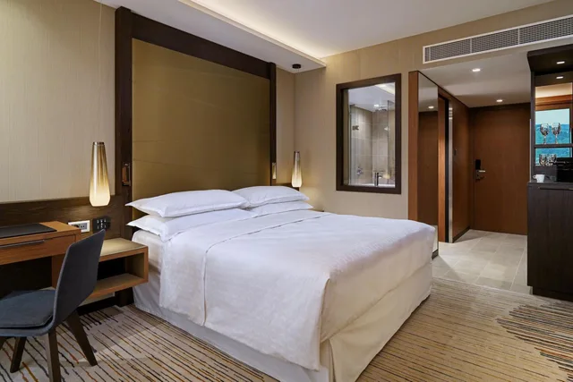 غرفة ديلوكس بسرير كينج بإطلالة على المدينة بشرفة، Sheraton Grand Tbilisi Metechi Palace 3/6