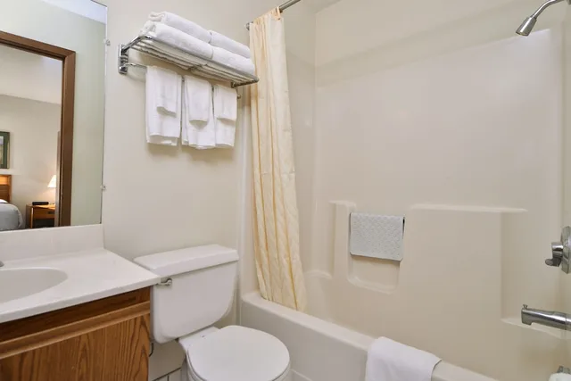 Guest Room, Standard, King Bed, Riverside, River View، Arrowwood Resort At Cedar Shore 4/6