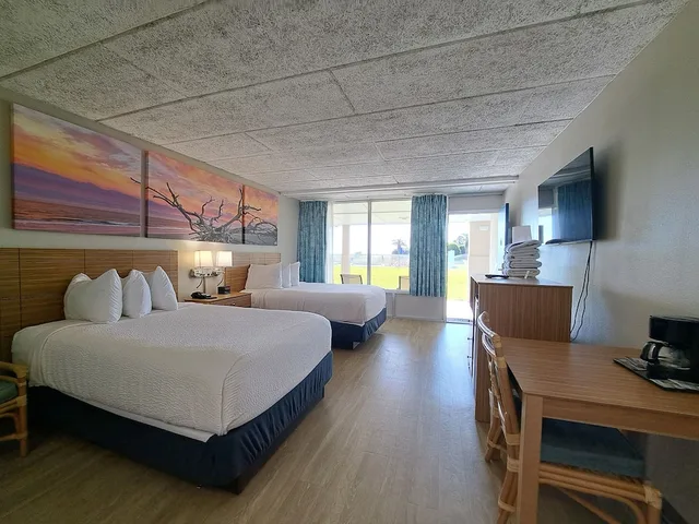 Room, 2 Double Beds, Side Ocean View، Days Inn & Suites By Wyndham Jekyll Island 2/8