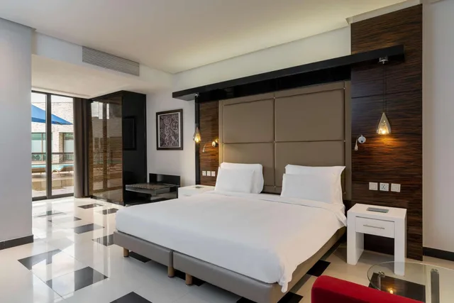غرفة بريميوم بإطلالة على المسبح بشرفة، RADISSON BLU HOTEL, LUSAKA 1/10