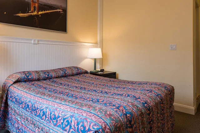 غرفة بسرير كوين، Grant Hotel 1/3