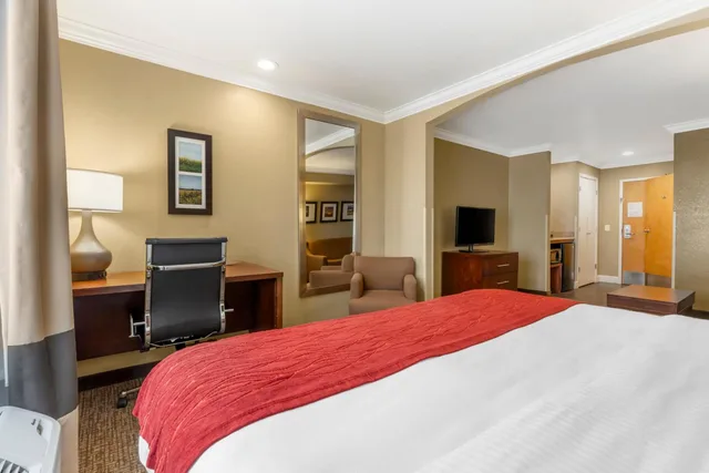 جناح بسرير كينج في الطابق العلوي، Comfort Inn Arcata Humboldt Area 1/6