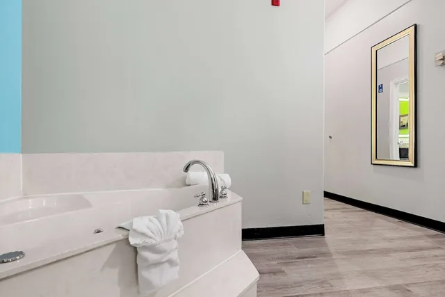 غرفة سوبيريور بسرير كينج، La Quinta Inn Suites Raymondville 7/9