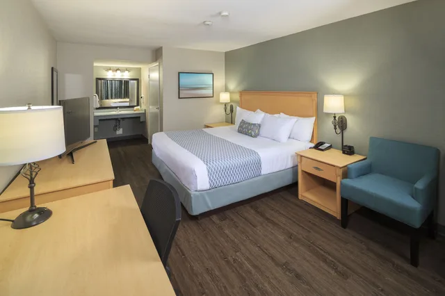 غرفة بسرير كينج مع أريكة، Accent Inn Vancouver Airport 5/6