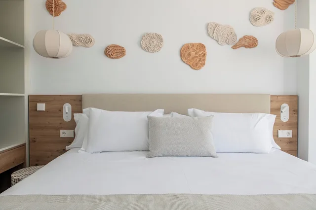 1 Bedroom, Suite, Twin Beds, Side Sea View، Suites Roc Portonova 3/4