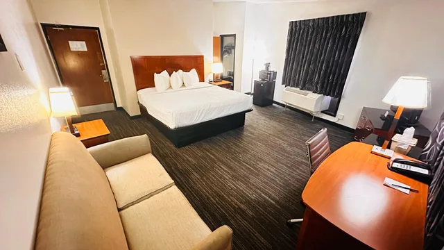 جناح، Quality Inn St. Paul-Minneapolis-Midway 5/6