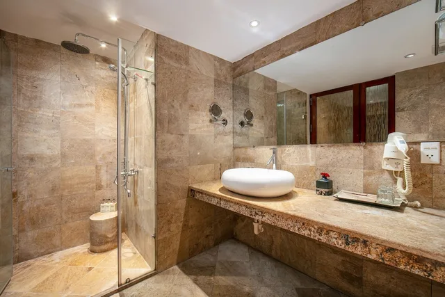 جناح ملكي بسرير كينج وسرير كوين بإطلالة على الفناء بغرفتي نوم، Oriental Suites Hotel And Spa 2/3