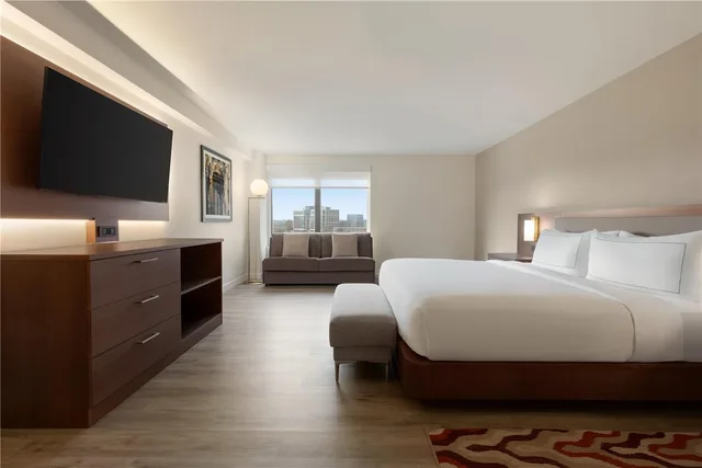 غرفة سوبيريور بسرير كينج مع أريكة، Doubletree By Hilton Bloomington Minneapolis South 1/5