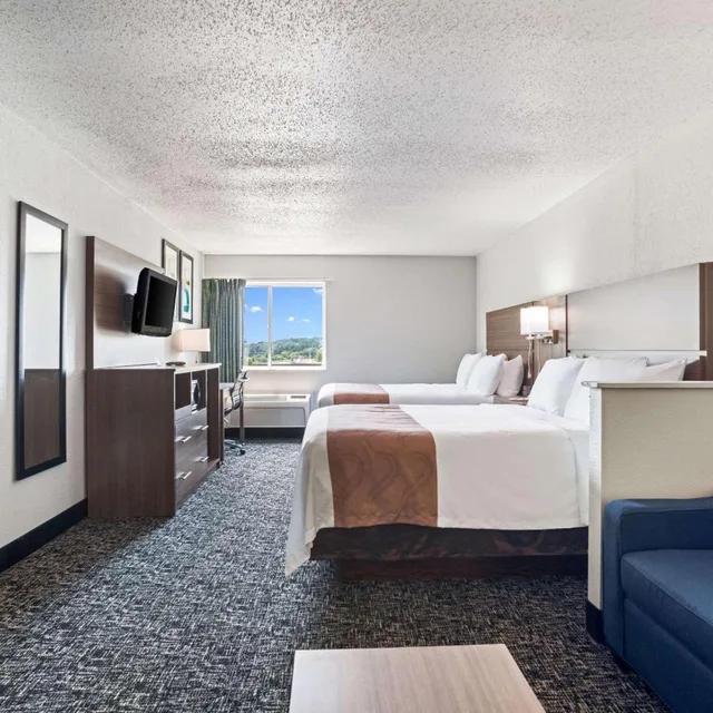 جناح بسرير كوين مع أريكة، Quality Inn & Suites Ferdinand 5/10