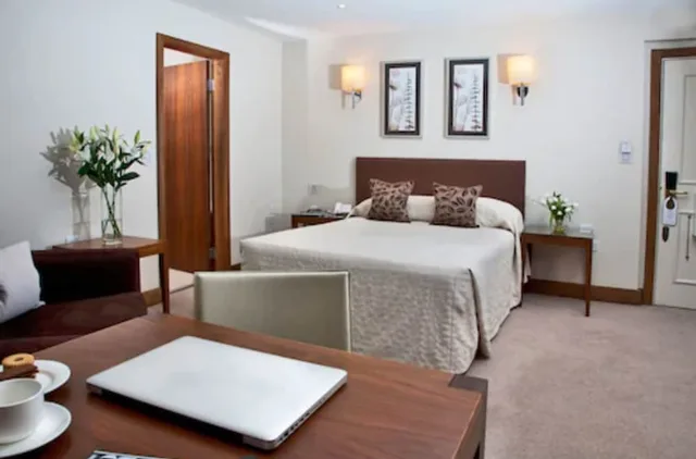 استوديو بسرير كوين، Arlington House 2/3