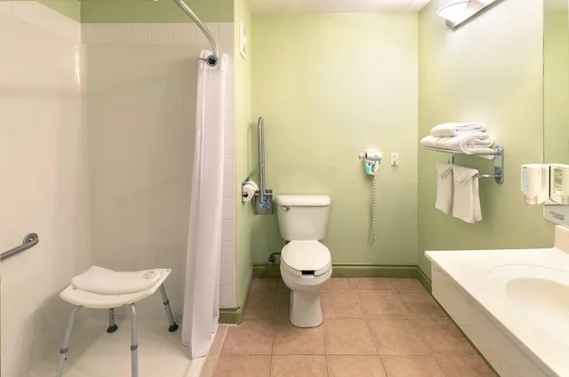 Room, Queen Bed, Accessible, Quality Inn & Suites Whitecourt 7/8