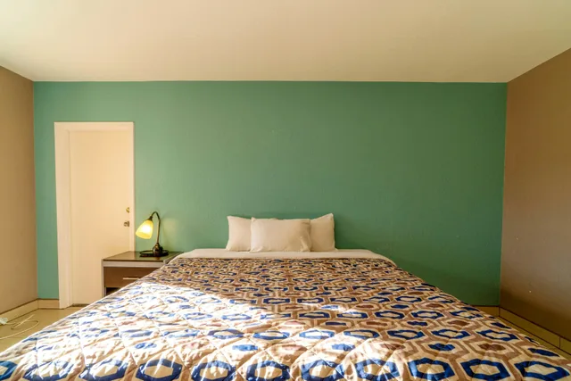 غرفة بسرير كينج للمدخنين، Woodfield Inn & Suites Hotel O, Yoakum TX 111 2/6
