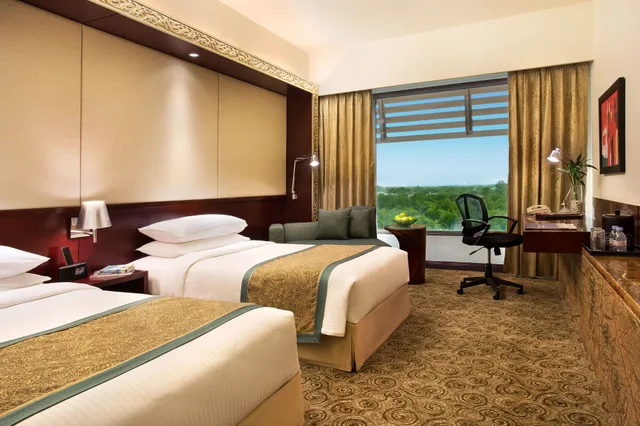Club, Twin Beds, Club Floor، Crowne Plaza Ahmedabad City Centre 2/4