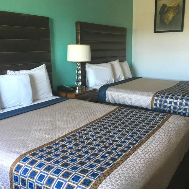 2 Queen Beds - Non-Smoking, Micfridge، Studio6 Suites Delano, CA 5/10