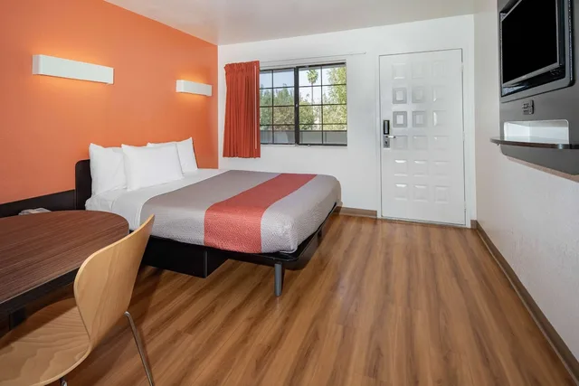 غرفة بريميوم بسرير كوين، Motel6 Thousand Oaks, CA 2/10