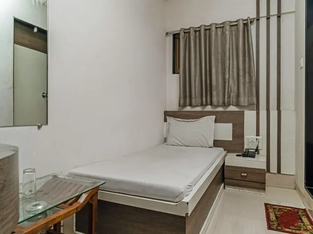 Room, Single, Double Bed, with Fan، Hotel City View 1/2